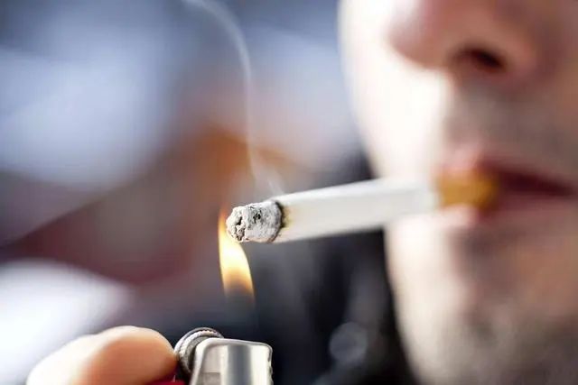 吸烟的人，若发现身上3处“凸起”，建议提高警惕，早查肺功能