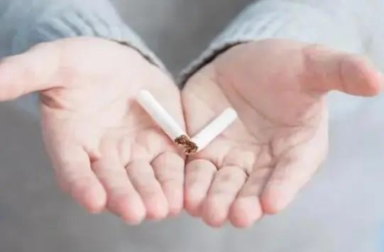 吸烟的人，若发现身上3处“凸起”，建议提高警惕，早查肺功能