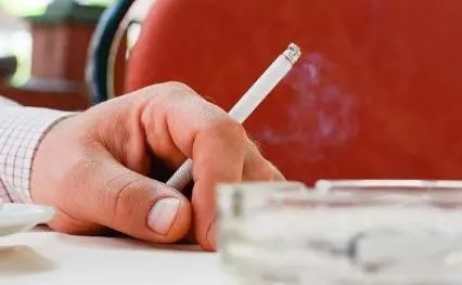 吸烟的人，若发现身上3处“凸起”，建议提高警惕，早查肺功能