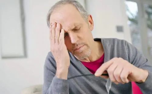 脑梗是拖出来的？医生提醒：6个表现或是脑梗的前兆，请引起重视
