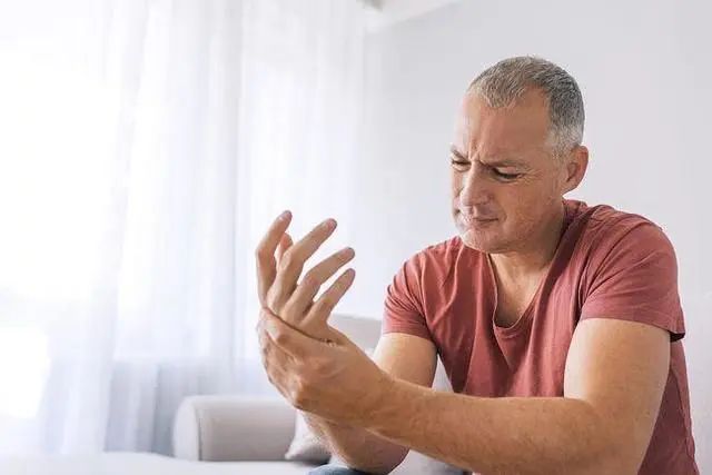 脑梗是拖出来的？医生提醒：6个表现或是脑梗的前兆，请引起重视
