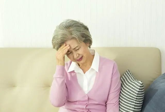脑梗是拖出来的？医生提醒：6个表现或是脑梗的前兆，请引起重视