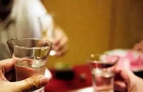 长期晚上喝一两白酒，是养生还是伤身？看完之后你就明白了