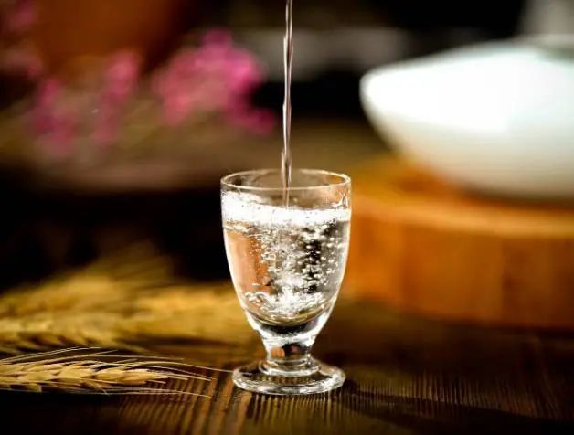 每天喝二两酒和滴酒不沾，哪个更健康呢？一次性说明白