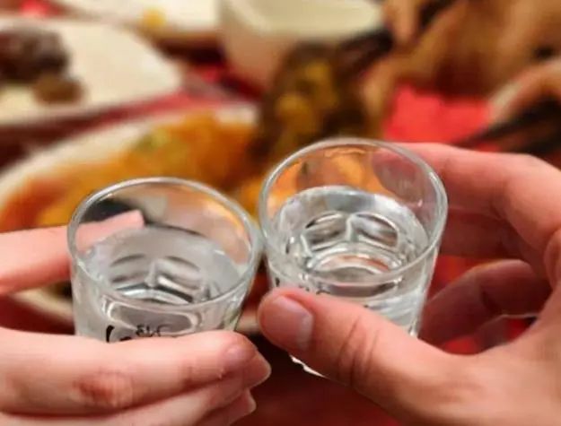 每天喝二两酒和滴酒不沾，哪个更健康呢？一次性说明白
