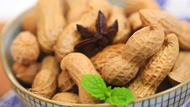 吃花生对血管有帮助吗？医生：若不想血管堵塞，3种素食尽量远离