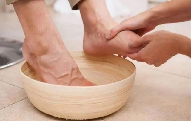 坚持用热水泡脚，到底是养生还是伤害身体？听听医生咋说