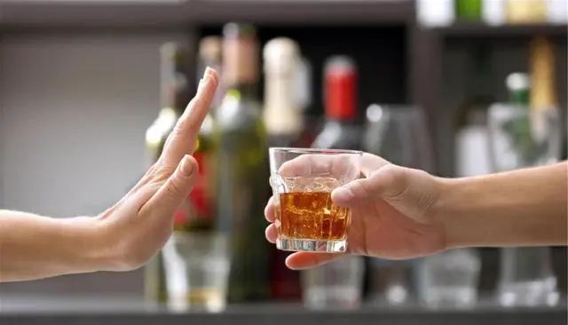 高血压“源头”被揪出，和酒无关，医生：能少吃一口就少吃一口
