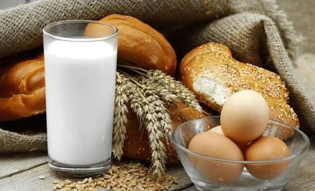 空腹不能喝牛奶、吃鸡蛋吗？提醒：空腹真正要少碰的是这3类食物