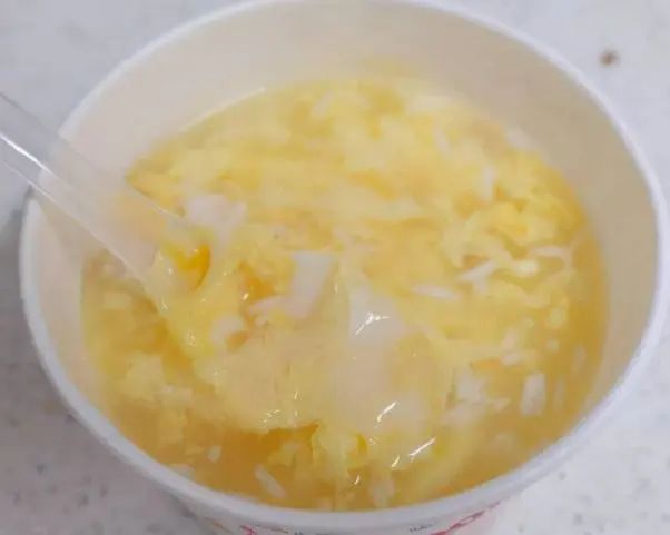 “开水冲鸡蛋”滴香油，坚持喝，身体会怎样？消化科医生给出答案