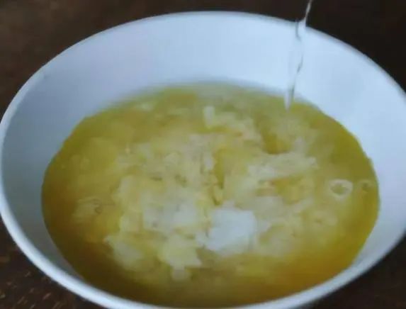 “开水冲鸡蛋”滴香油，坚持喝，身体会怎样？消化科医生给出答案