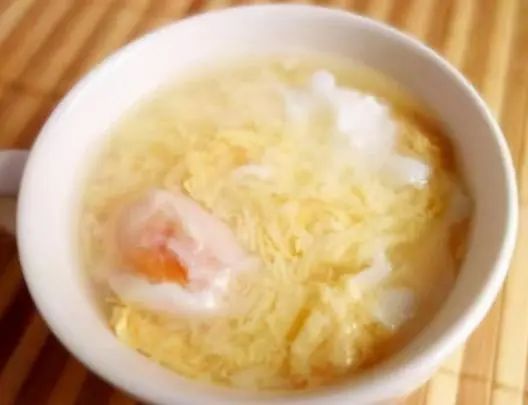 “开水冲鸡蛋”滴香油，坚持喝，身体会怎样？消化科医生给出答案