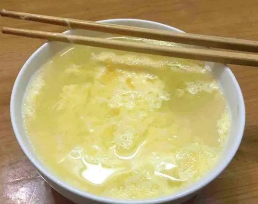“开水冲鸡蛋”滴香油，坚持喝，身体会怎样？消化科医生给出答案
