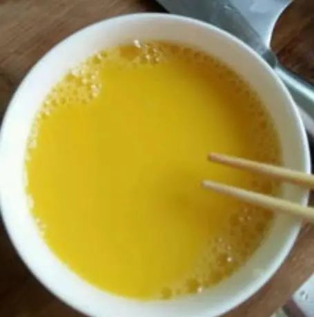 “开水冲鸡蛋”滴香油，坚持喝，身体会怎样？消化科医生给出答案