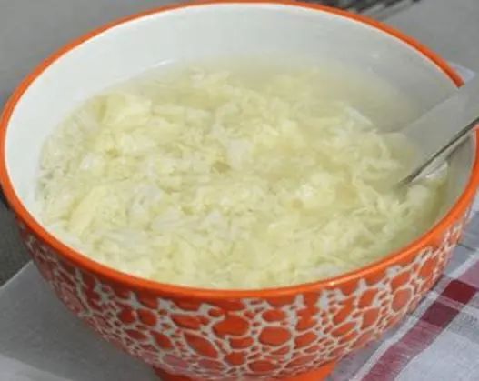 “开水冲鸡蛋”滴香油，坚持喝，身体会怎样？消化科医生给出答案
