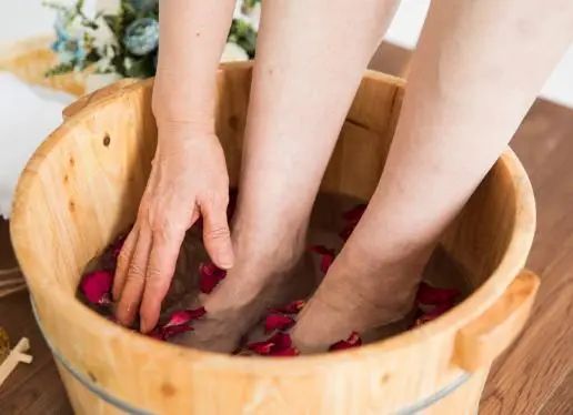 体内有病，“脚”先知？医生：若出现5种状况，或是疾病的前兆