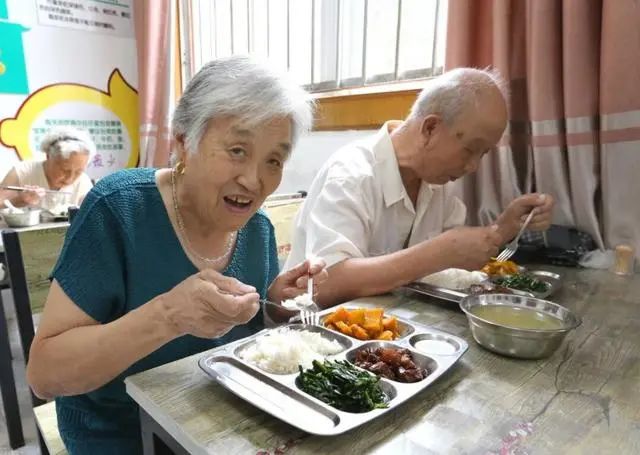 饭量大、饭量小，哪种更长寿？推荐老年人进行“10个拳头”饮食法
