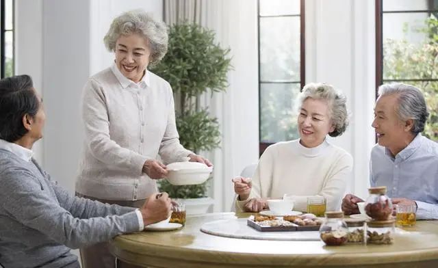 饭量大、饭量小，哪种更长寿？推荐老年人进行“10个拳头”饮食法