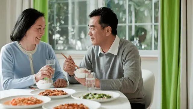 饭量大、饭量小，哪种更长寿？推荐老年人进行“10个拳头”饮食法