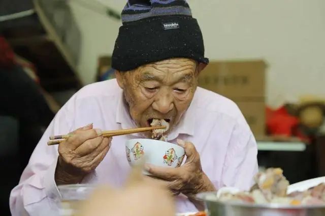 饭量大、饭量小，哪种更长寿？推荐老年人进行“10个拳头”饮食法