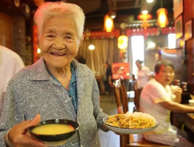 饭量大、饭量小，哪种更长寿？推荐老年人进行“10个拳头”饮食法