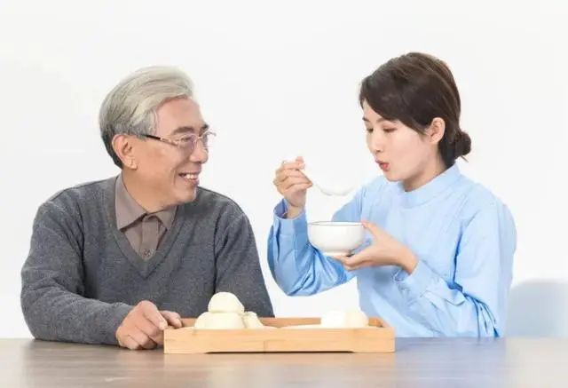 饭量大、饭量小，哪种更长寿？推荐老年人进行“10个拳头”饮食法