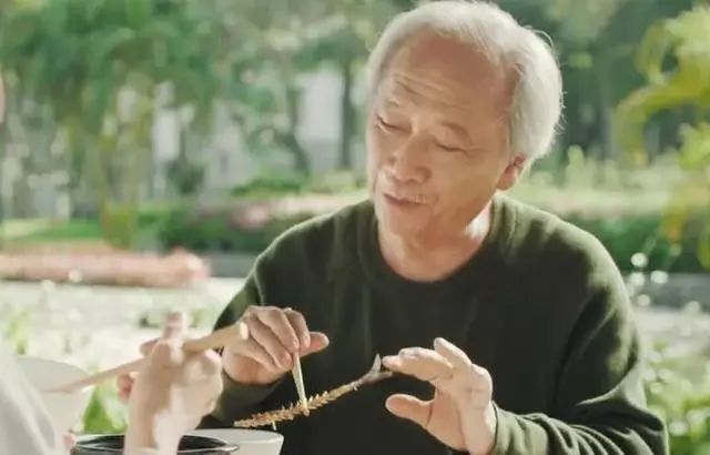 饭量大、饭量小，哪种更长寿？推荐老年人进行“10个拳头”饮食法