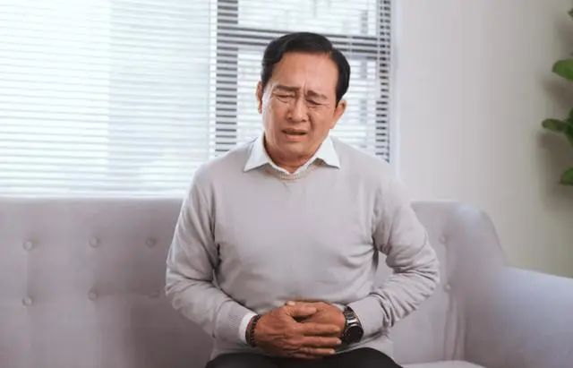 胃癌不痛不痒？医生提醒：饭后若有5个表现，建议尽早做胃镜