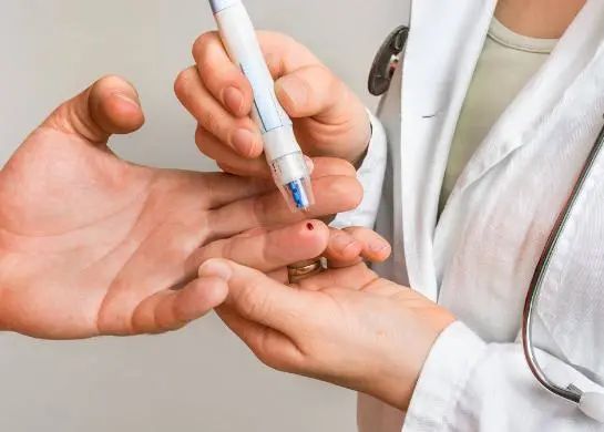 坚持走路锻炼好处多！医生：除了稳定血压，这6种病或离你而去