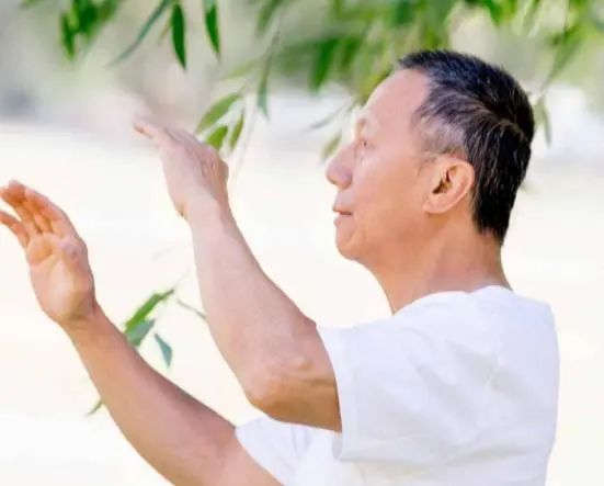 坚持走路锻炼好处多！医生：除了稳定血压，这6种病或离你而去