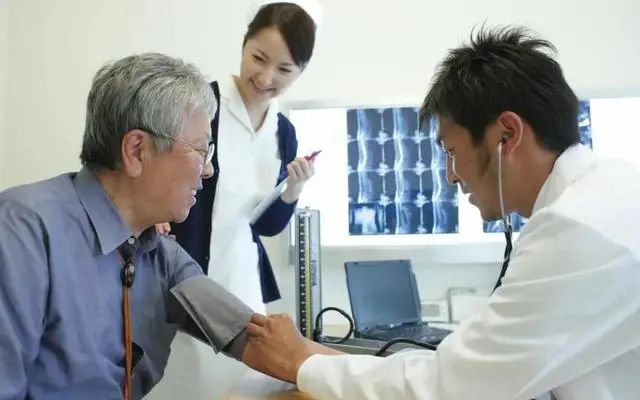 “胆固醇大户”，是蛋黄的多倍，不想被脑梗“盯上”，建议早忌口