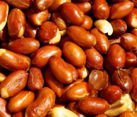 喝酒时为啥不能碰花生米？医生：喝酒尽量少吃这5种“下酒菜”