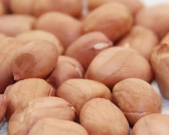 喝酒时为啥不能碰花生米？医生：喝酒尽量少吃这5种“下酒菜”