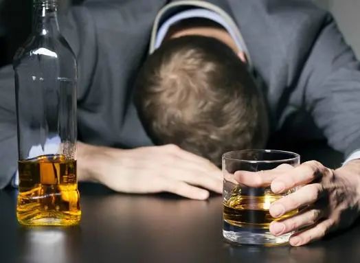 喝酒时为啥不能碰花生米？医生：喝酒尽量少吃这5种“下酒菜”