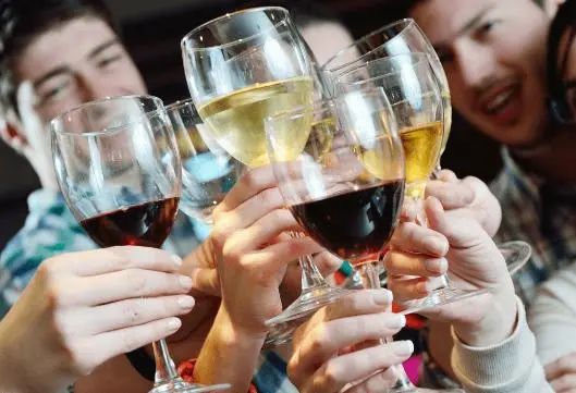 喝酒时为啥不能碰花生米？医生：喝酒尽量少吃这5种“下酒菜”