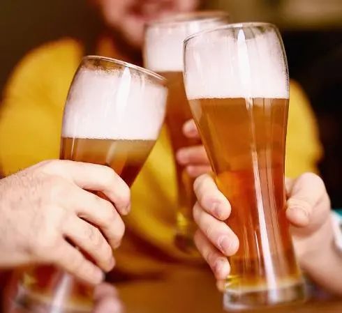 喝酒时为啥不能碰花生米？医生：喝酒尽量少吃这5种“下酒菜”