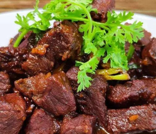 喝酒时为啥不能碰花生米？医生：喝酒尽量少吃这5种“下酒菜”