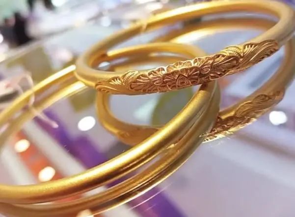 女人长期佩戴“金手镯”，真的对身体好吗？医生终于说出实情
