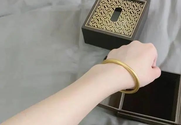 女人长期佩戴“金手镯”，真的对身体好吗？医生终于说出实情