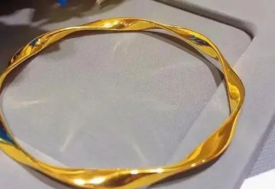 女人长期佩戴“金手镯”，真的对身体好吗？医生终于说出实情