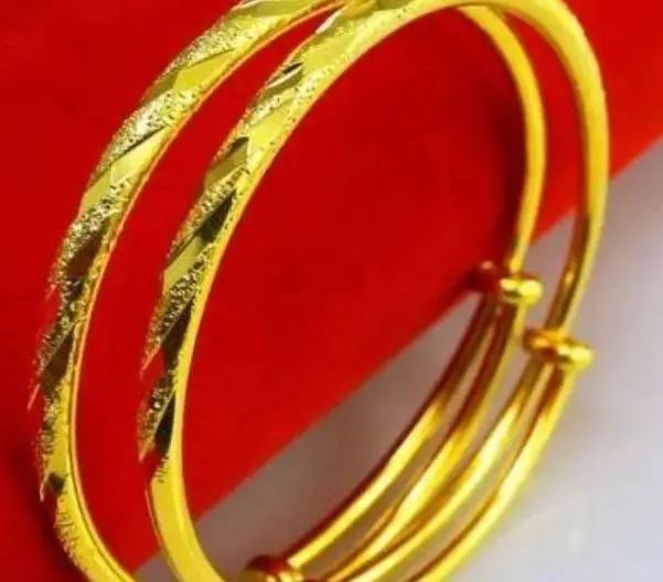 女人长期佩戴“金手镯”，真的对身体好吗？医生终于说出实情