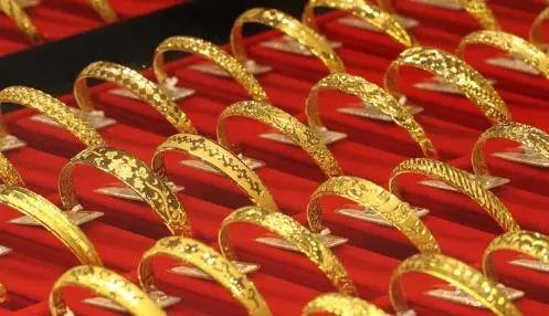 女人长期佩戴“金手镯”，真的对身体好吗？医生终于说出实情