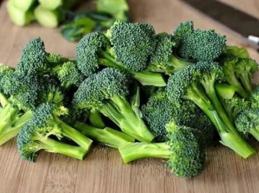 经常吃花生，到底是升血压还降血压？医生：4种食物或可多吃
