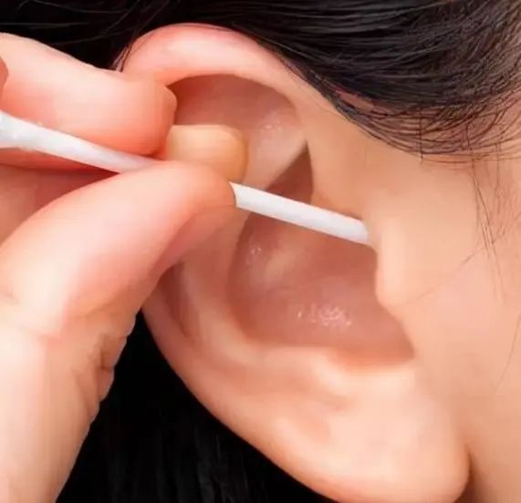 耳朵里面经常痒，却啥也掏不出来？或是4种病的表现，平时上点心