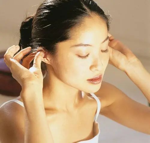 耳朵里面经常痒，却啥也掏不出来？或是4种病的表现，平时上点心