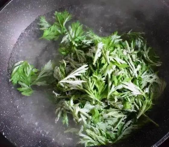 艾叶泡脚，效果虽好，但这4类人不适合，建议了解