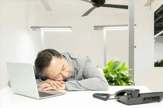 午睡会影响寿命？医生：过了50岁后，午睡时要牢记“三不要”