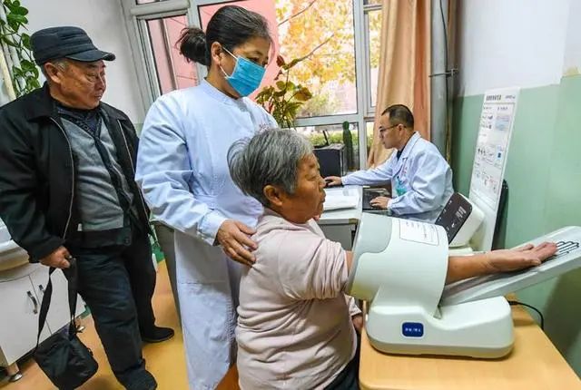 寿命长不长，脸上或许藏着小秘密，若有3个特征，或是长寿体质
