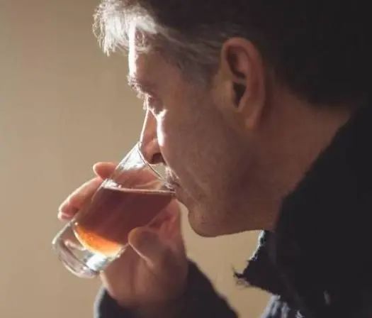 喝酒后，若身体出现7个现象，说明你不适合继续喝酒，尽量早戒酒